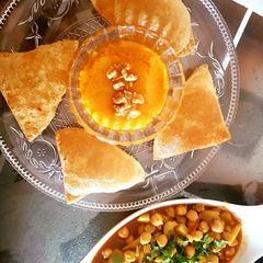 A picture of Halwa puri.