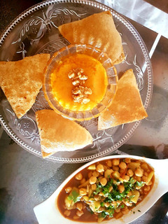 A picture of Halwa puri.