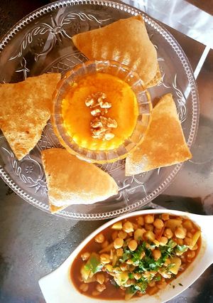 A picture of Halwa puri.