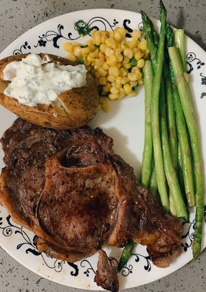 Hình của món Bò steak + măng Tây áp chảo + bắp xào + khoai nướng.