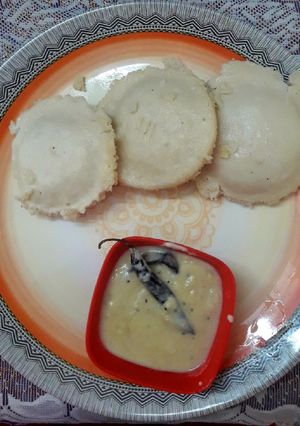 A picture of Urad dal idli.