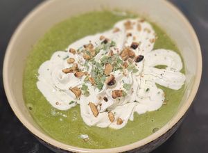 Une photo de Velouté de Pourpieret sa chantilly au chèvre frais et huile de noisette