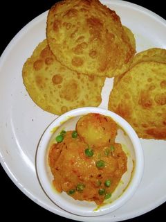 पूरी और दम आलू (Puri aur dum aloo recipe in hindi) रेसिपी मुख्य फोटो