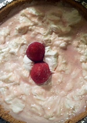 A picture of Ian`s Amazing Strawberry Cream Pie!.