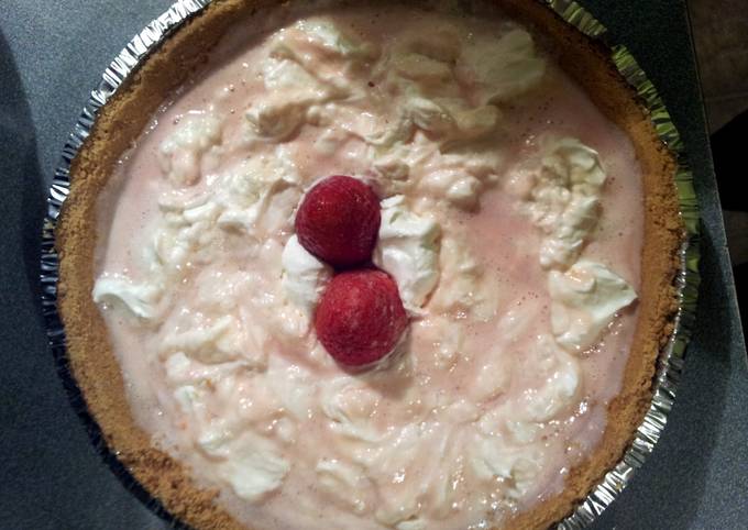 Ian`s Amazing Strawberry Cream Pie!