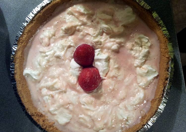 Ian`s Amazing Strawberry Cream Pie!