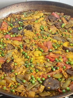 Una foto de Paella con rovellones y heura