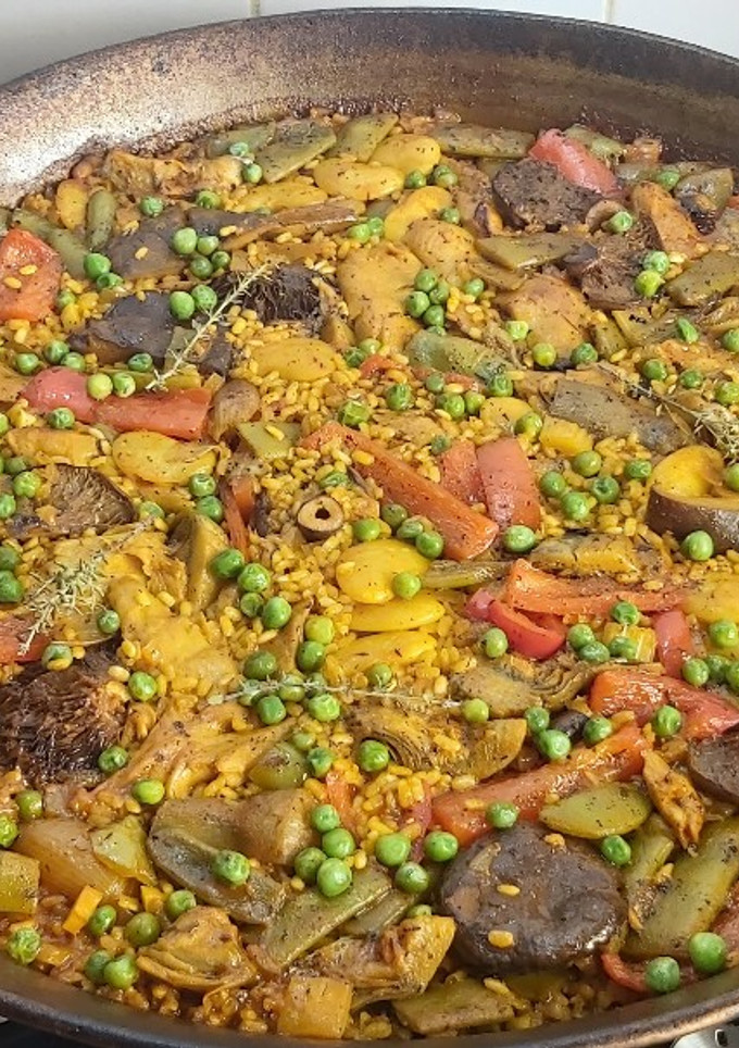 Una foto de Paella con rovellones y heura