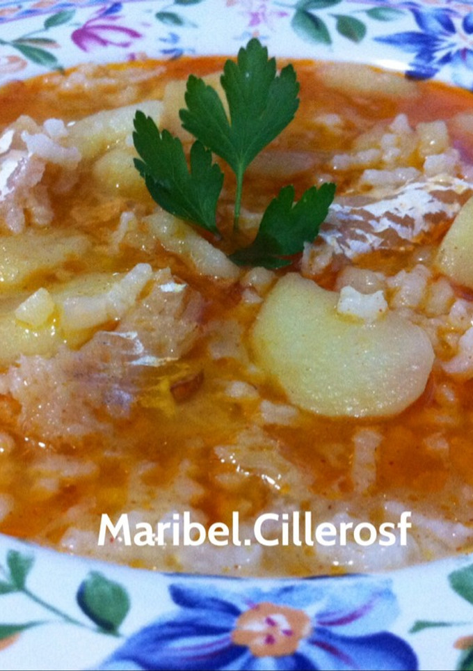 Una foto de Patatas con arroz y migas de bacalao