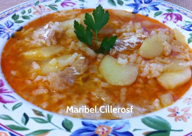 Patatas con arroz y migas de bacalao