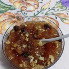 A picture of Mermelada de manzanas, canela, nueces y pasas.