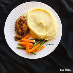 A picture of Mashed potato X pan grilled chicken.