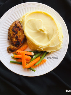 A picture of Mashed potato X pan grilled chicken.