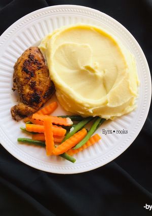 A picture of Mashed potato X pan grilled chicken.