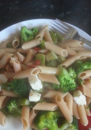 A picture of Haloumi and greens pasta.