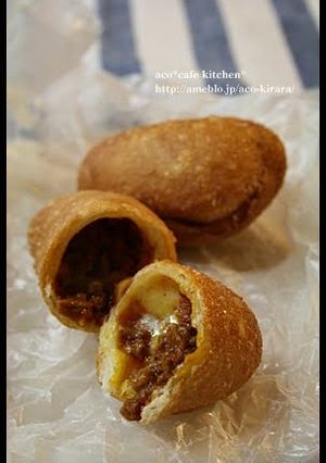 A picture of Panzarotti -- Stuffed and Deep-Fried Dough.