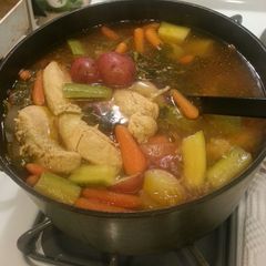 A picture of Caldo de pollo.