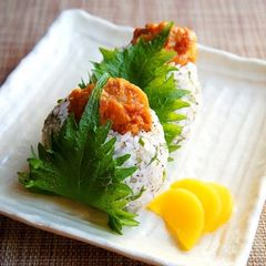 A picture of Shiso Omusubi with Chicken Karaage For Cherry Blossom Parties & Picnics.
