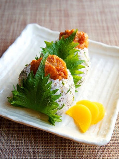 A picture of Shiso Omusubi with Chicken Karaage For Cherry Blossom Parties & Picnics.