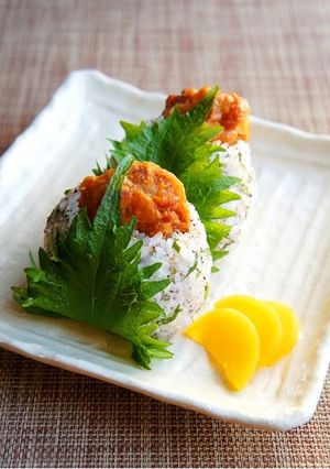 A picture of Shiso Omusubi with Chicken Karaage For Cherry Blossom Parties & Picnics.