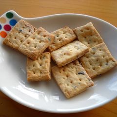 A picture of Macrobiotic Sake Lees Crackers.