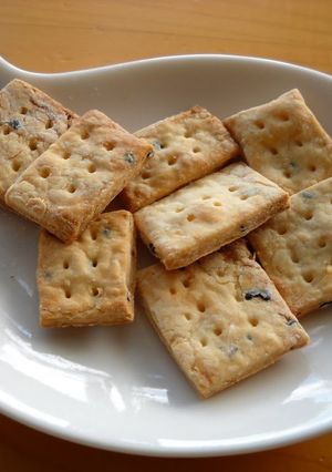 A picture of Macrobiotic Sake Lees Crackers.