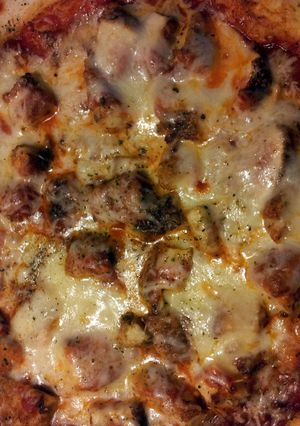 A picture of Chicken Parm. Pizza.