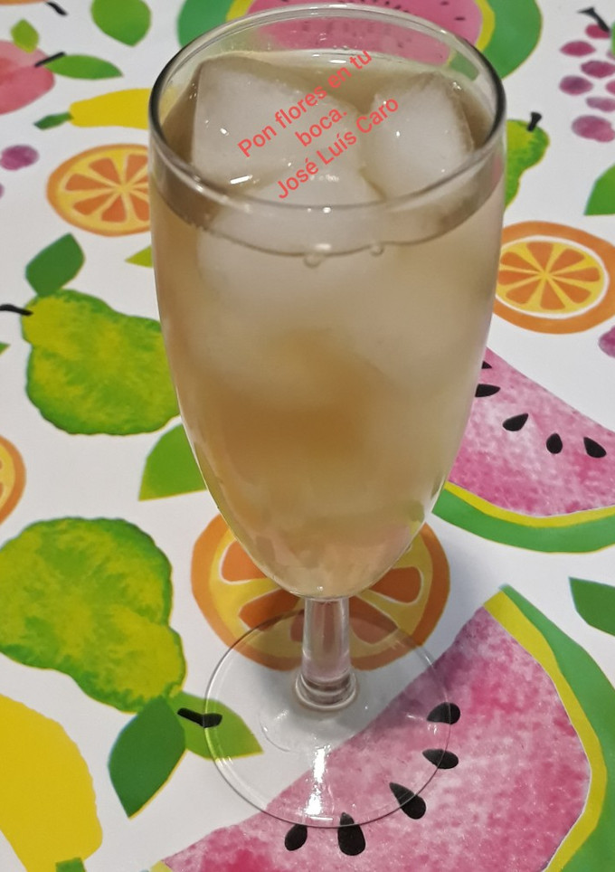 Una foto de Infusión de flores de caléndula y manzanilla frescas