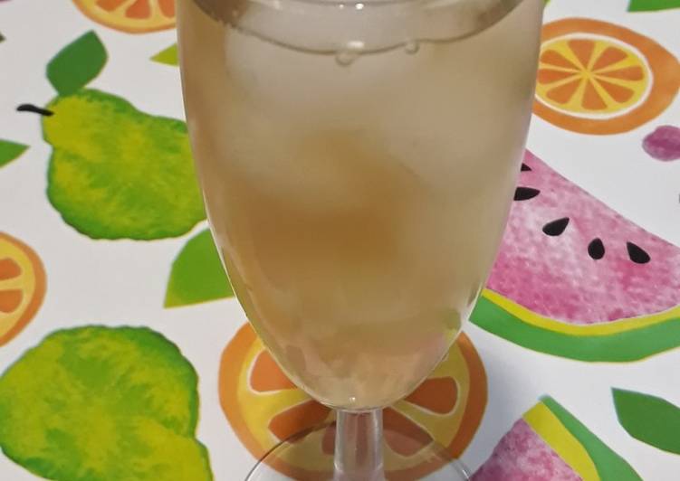 Infusión de flores de caléndula y manzanilla frescas