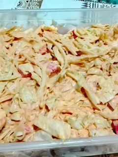 Una foto de Ensalada de marisco y salsa rosa