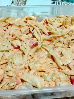 Una foto de Ensalada de marisco y salsa rosa
