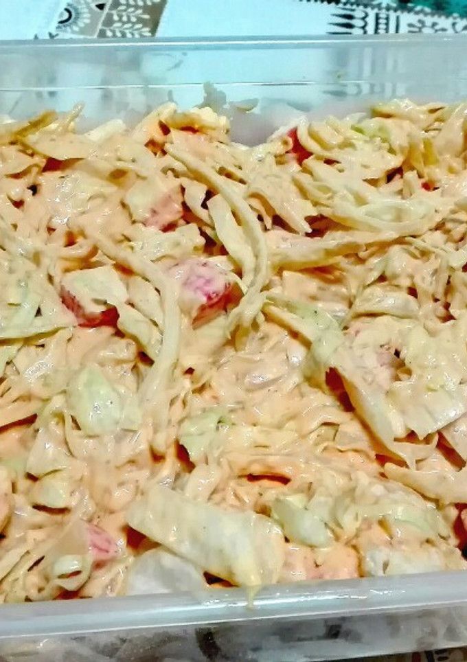 Una foto de Ensalada de marisco y salsa rosa