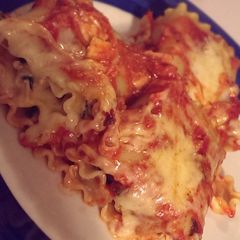 A picture of Cheesy Spinach and Turkey Lasagna Rolls.