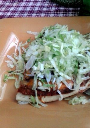 A picture of taco pizza.