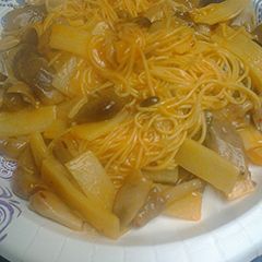 A picture of Canton noodles with mushrooms.