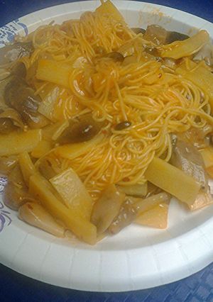 A picture of Canton noodles with mushrooms.