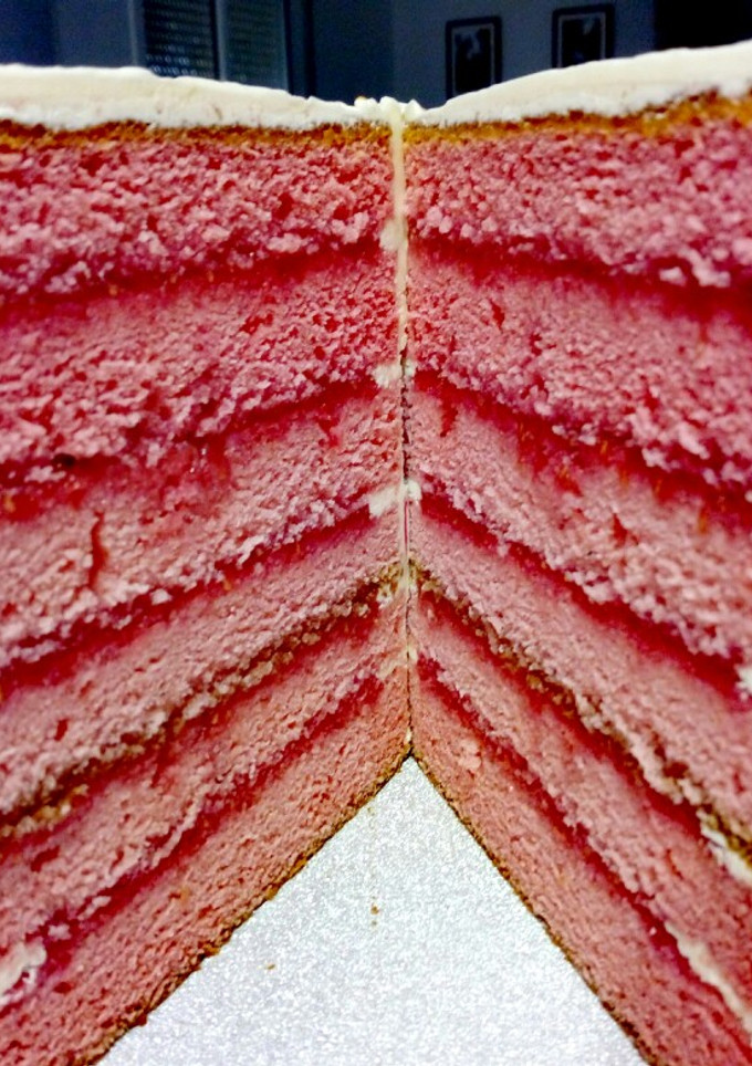 Una foto de Fault Line Cake
