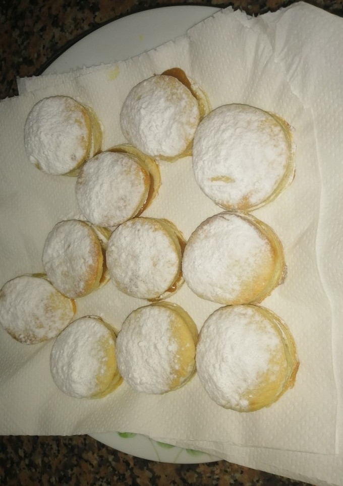 Una foto de Berlina rellena de dulce de leche
