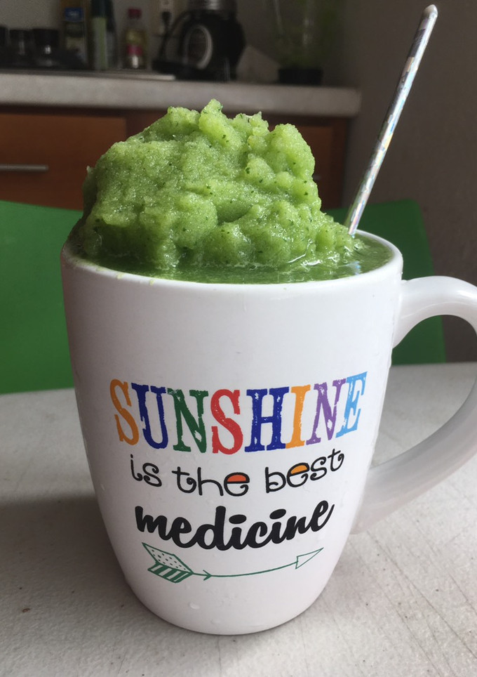 Una foto de Smoothie verde para bajar niveles de colesterol y triglicéridos 🥒🍏