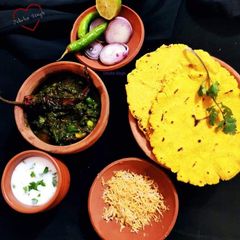 A picture of Sarson Ka saag & Makki roti.