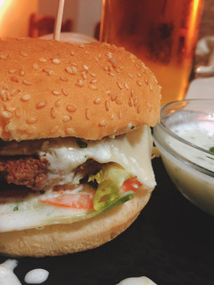 Una foto de Hamburguesa casera de ternera con tzatziki