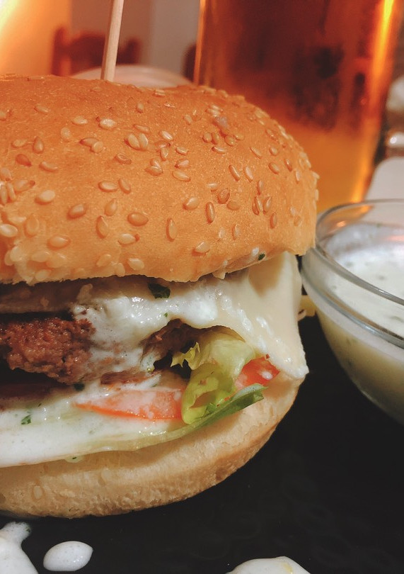 Una foto de Hamburguesa casera de ternera con tzatziki