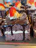Prăjitură blat cacao cu gem vișine, nucă, cremă caramel și glazură cacao 😋