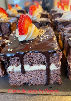 O poză a rețetei Prăjitură blat cacao cu gem vișine, nucă, cremă caramel și glazură cacao 😋.