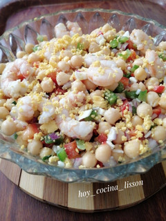 Una foto de Ensalada de garbanzos y gambas