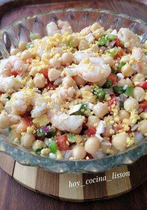 Una foto de Ensalada de garbanzos y gambas