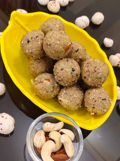 મખાના લાડુ (Makhana ladoo recipe in Gujarati) રેસીપી મુખ્ય ફોટો