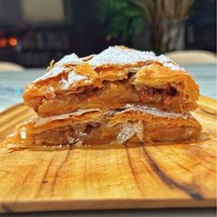 A picture of Apple strudel.