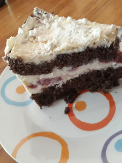 Una foto de Torta helada de chocolate blanco y frutos rojos 🎂