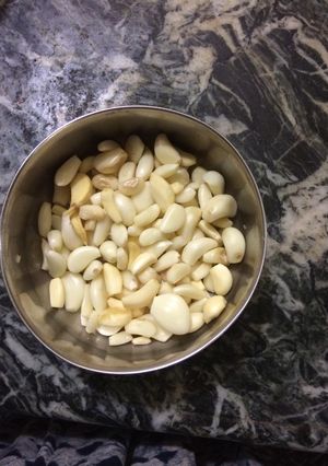 A picture of Peeling garlic.